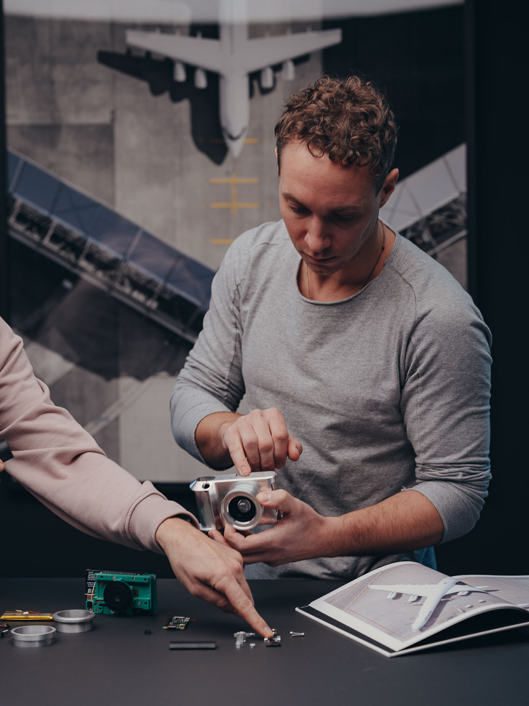 Photographer Tom Hegen checking the camera PHOENIX created in our Modelshop