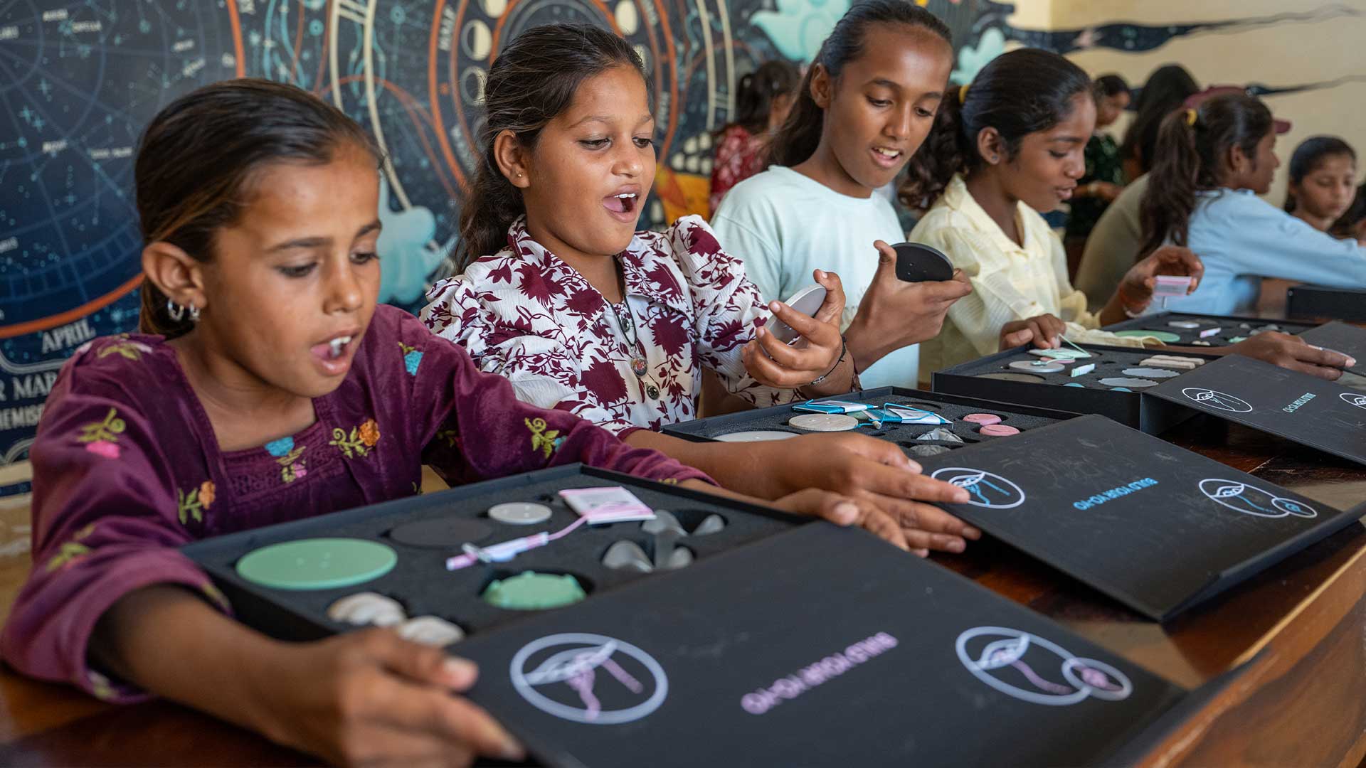 Students seeing for the first time the YoYo toolkit and being amazed by PHOENIX design project.