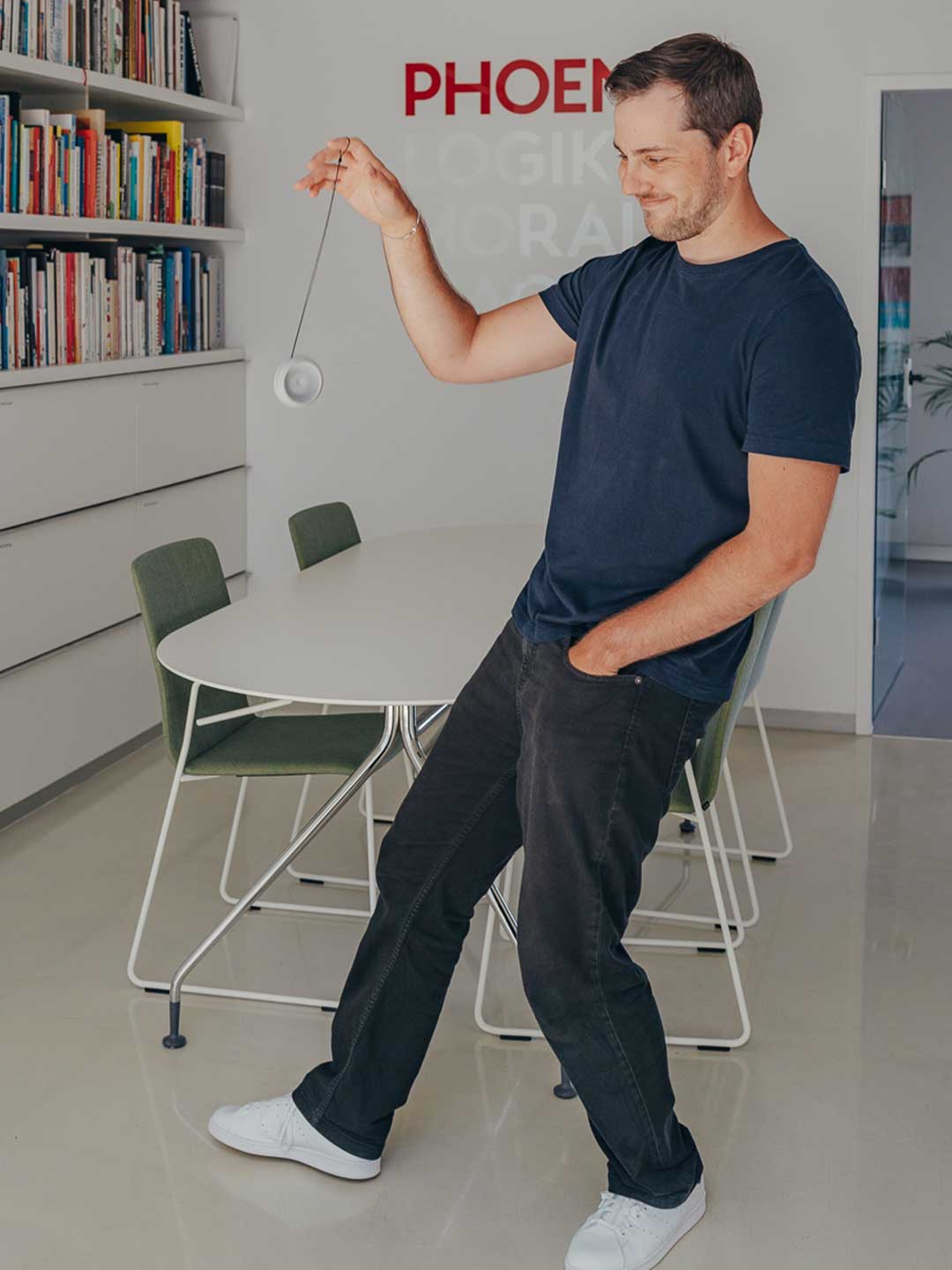 Konstantin Wolf, introduce his yoyo, showing that it does still works fine. Konsti is now product designer at PHOENIX