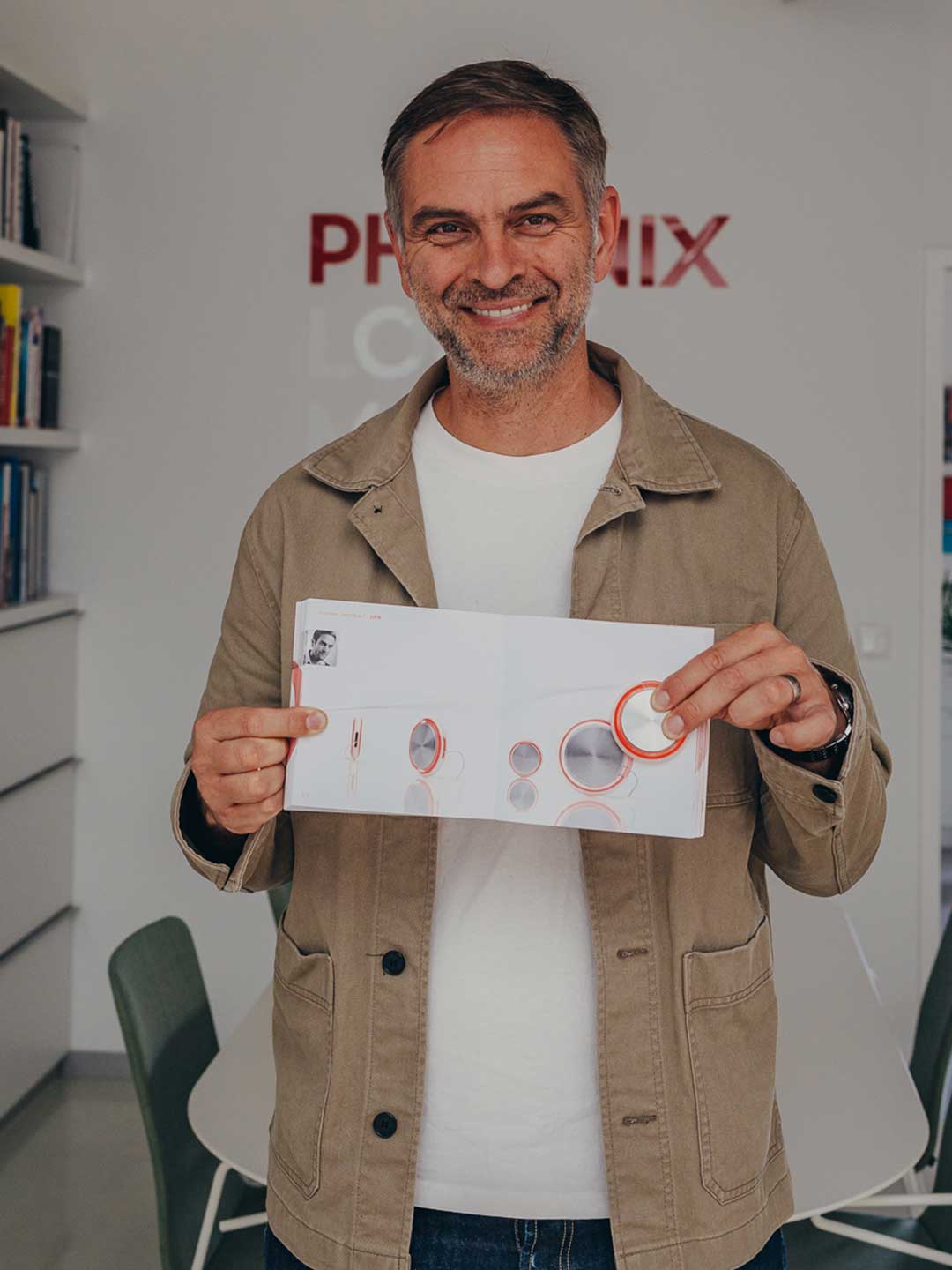 Andreas Diefenbach, shows his yoyo and the book, Andreas was an intern at phoenix in 2006, now he is managing partner.