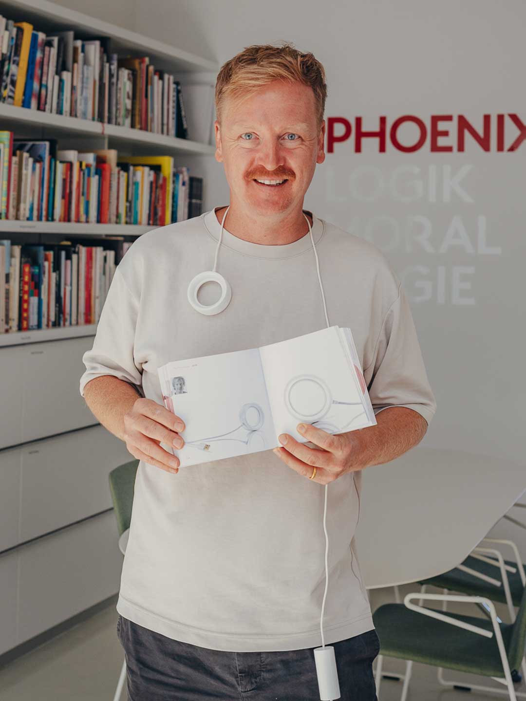 Moritz Kemper proudly present his yoyo and the book. Moritz now is Design director at PHOENIX design.