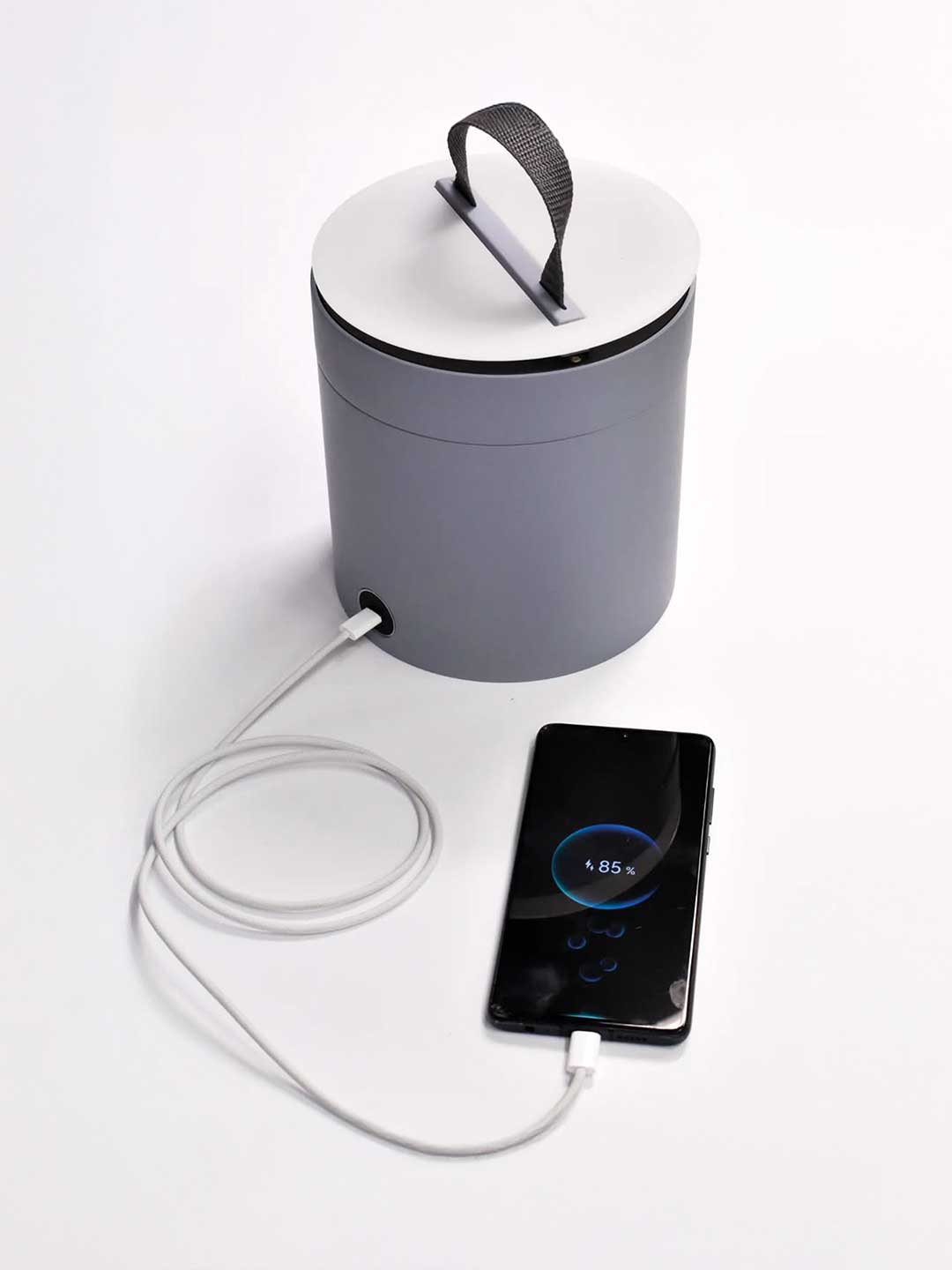 "aquilo" project, charging a cellphone. sustainable project, awarded by the aed sponsor by phoenix design