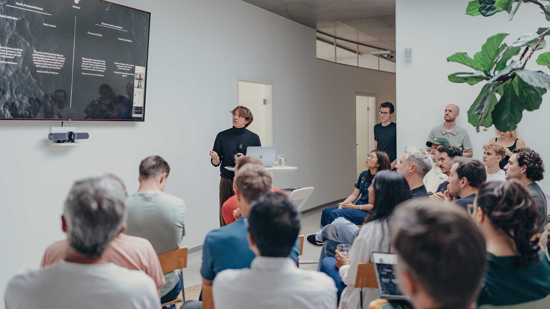 Aaron Mooser, presenting his master thesis at the PHOENIX design Stuttgart office.